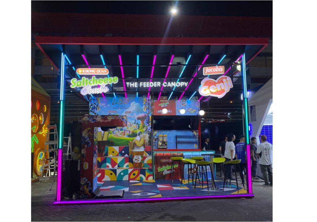 Feeder canopy booth